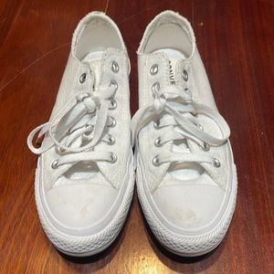 O white low top converse sneaker